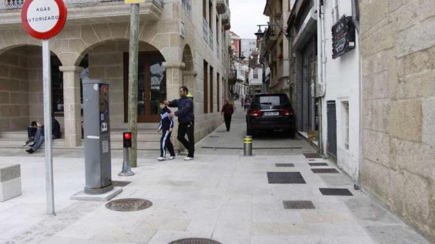 Una vista de la calle Real de Cangas, en el casco histórico.  // Gonzalo Núñez