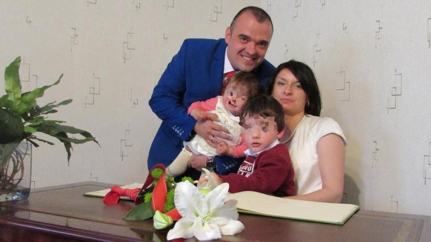 Krzysztof Michalowski junto a su mujer fallecida y sus hijos.