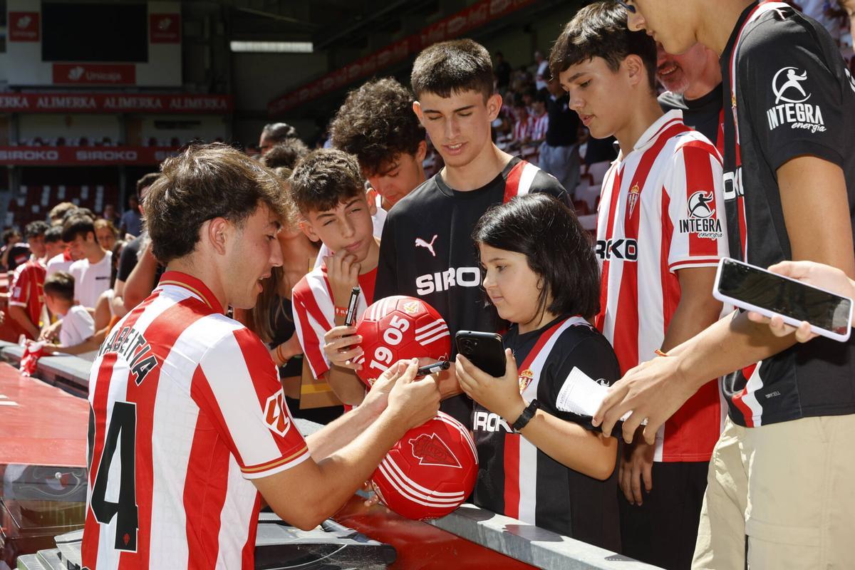 Los nueve fichajes del Sporting reciben el primer baño de masas en El Molinón ante 600 aficionados