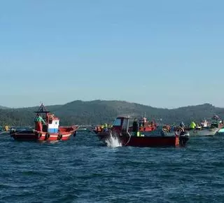 Rañeiros da Ría anima a los mariscadores de las cofradías disidentes a "desertar"