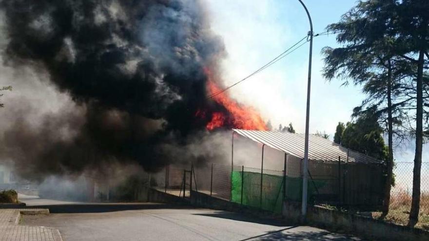 Arde una finca con maleza en Pastoriza y destroza la pista de &#039;chave&#039;