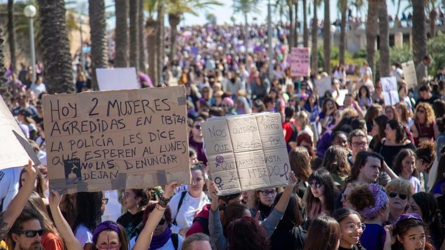 Miles de mujeres, en la manifestación del 8M en Palma.