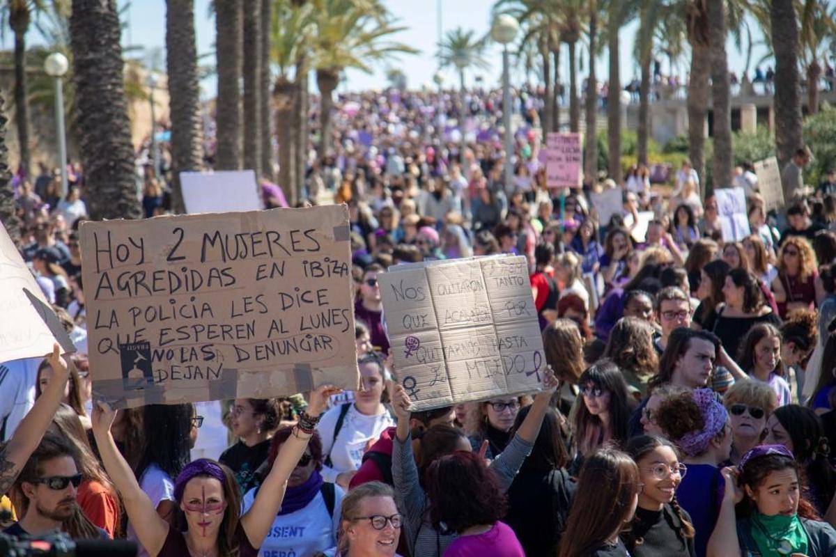 Miles de mujeres, en la manifestación del 8M en Palma.