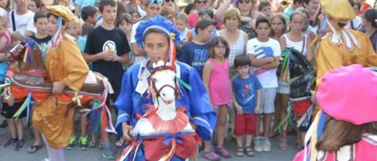 Las cuatro primeras niñas ya bailan con los Cavallets, que de nuevo sacaron a la calle a centenares de vecinos expectantes.