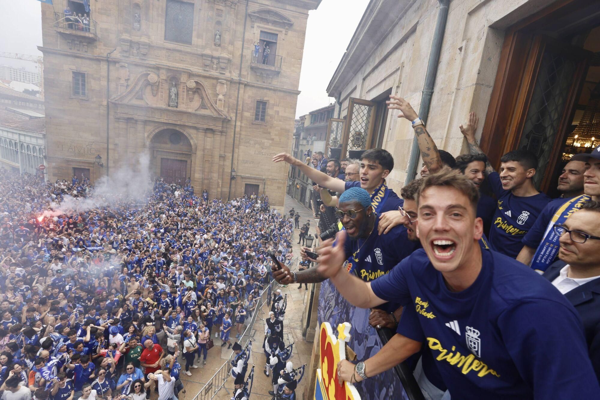 Locura azul en las calles de Oviedo para celebrar el ascenso del equipo a Primera División