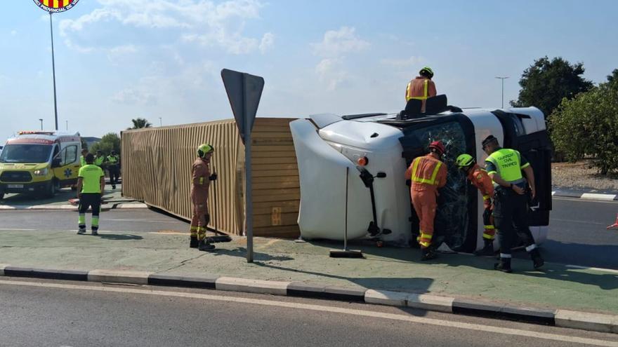 Herido un conductor al volcar su camión en la CV-33 en Albal