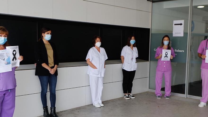Trabajadores sanitarios recuerdan, en el hospital público ibicenco, a los fallecidos por el coronavirus.