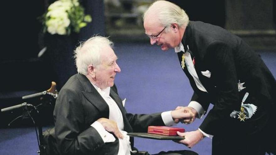 El rey Carlos Gustavo de Suecia entrega a su compatriota el poeta Tomas Tranströmer un estuche con la medalla y el diploma del premio Nobel de Literatura.