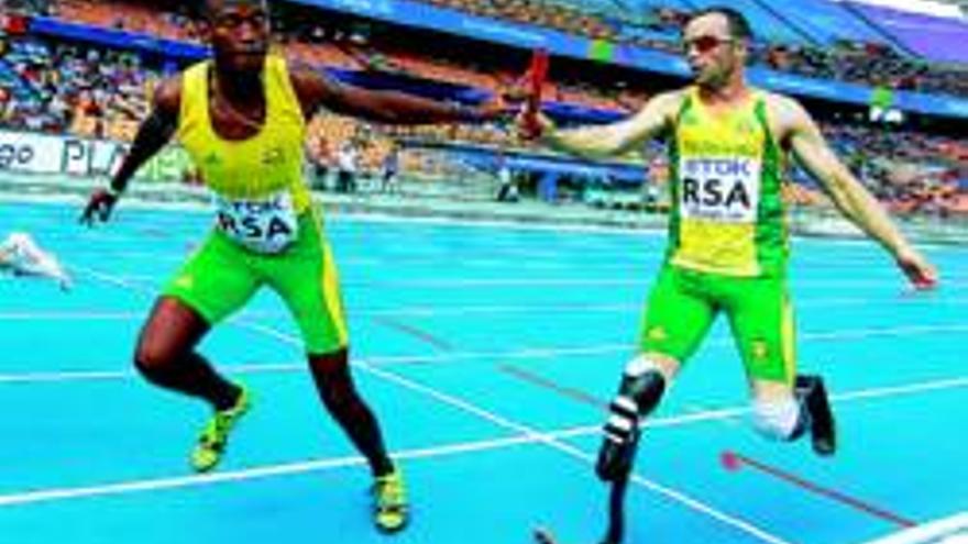 Récord en relevos de Pistorius, que persigue hoy una medalla