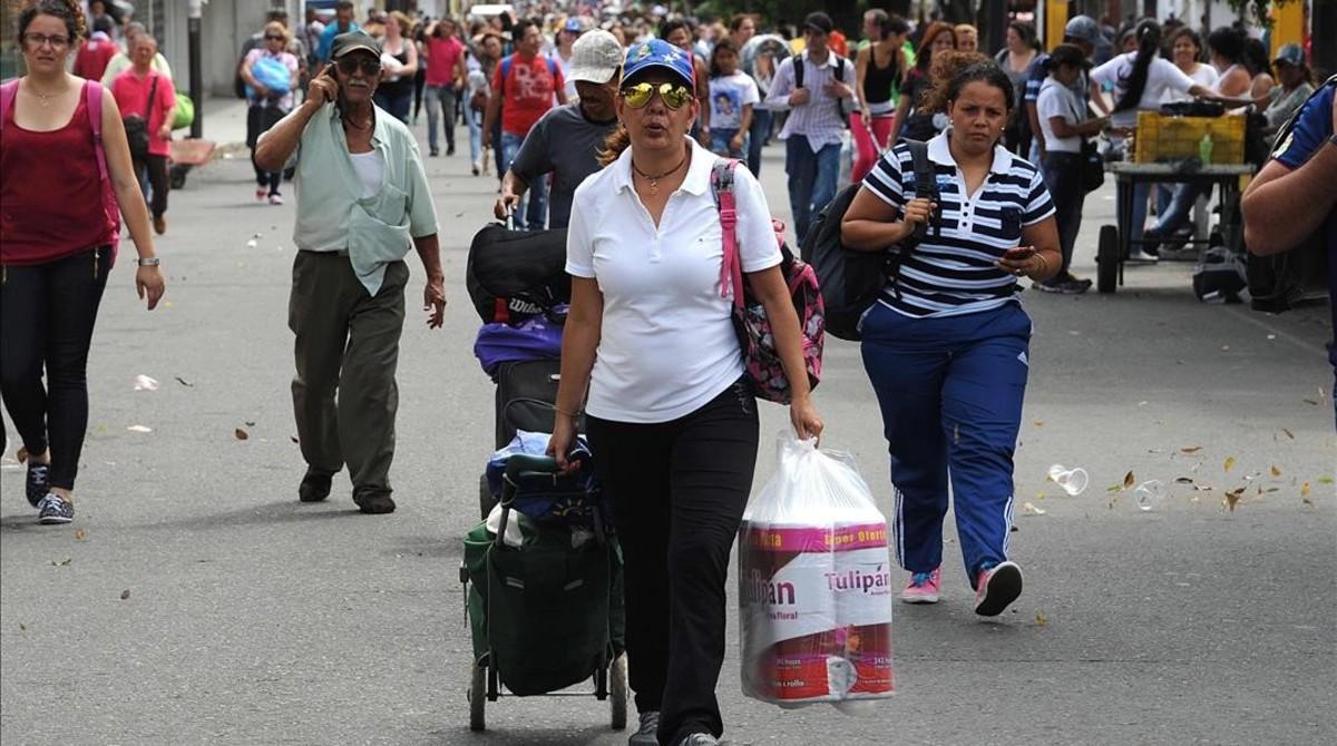 mbenach34738780 venezuelans carrying groceries cross the simon bolivar bridg160719180611