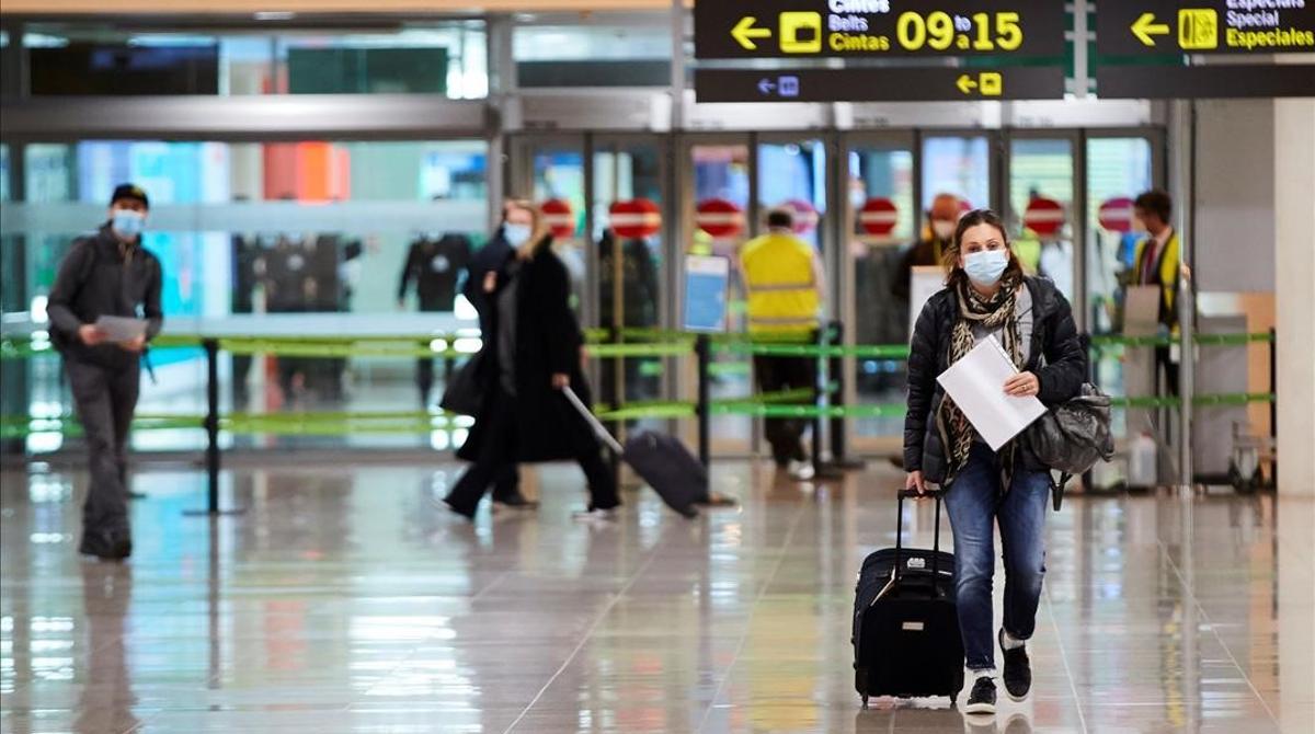 Los viajeros que lleguen a España por vía aérea o marítima procedentes de países con indices de coronavirus considerados de riesgo deben presentar una prueba PCR negativa realizada 72 horas antes para poder entrar en el país, además de someterse a los controles ya establecidos para poner freno a la pandemia. Los viajeros que lleguen a España por vía aérea o marítima procedentes de países con indices de coronavirus considerados de riesgo deben presentar una prueba PCR negativa realizada 72 horas antes para poder entrar en el país, además de someterse a los controles ya establecidos para poner freno a la pandemia.