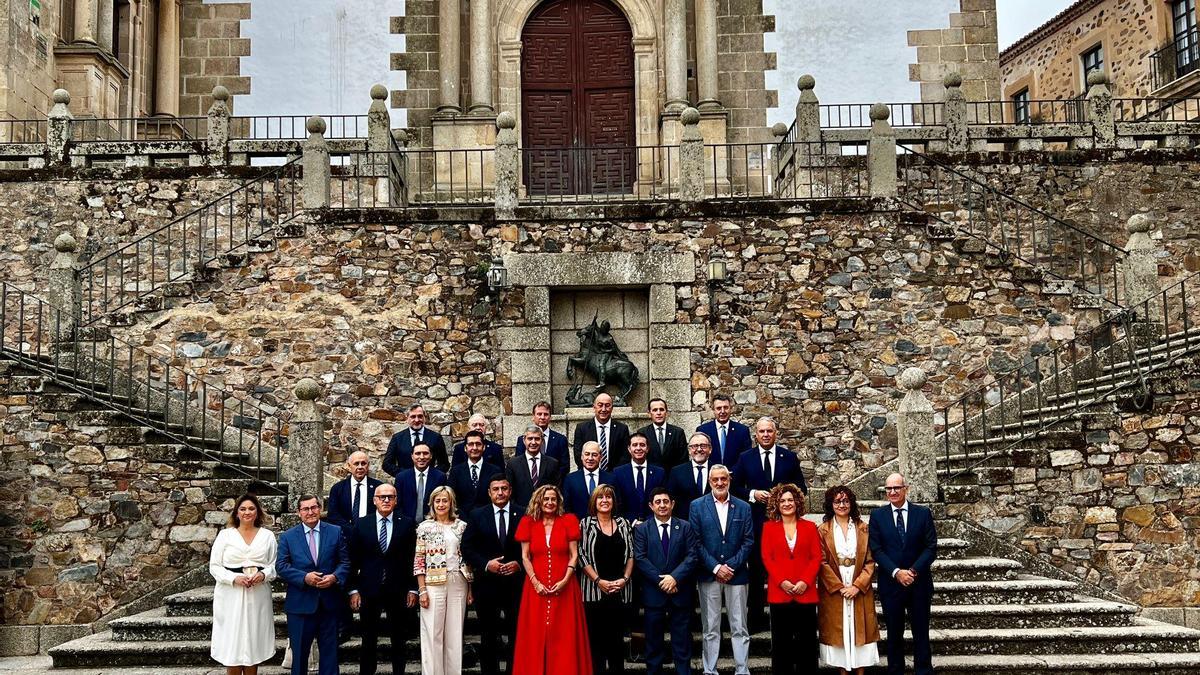Foto de familia en San Jorge de los asistentes la Comisión de diputaciones provinciales, cabildos y consejos insulares.