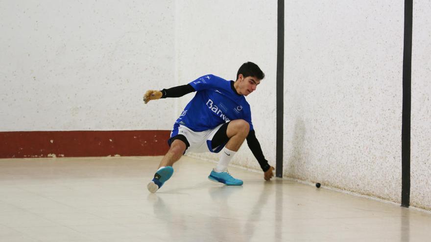 Vercher es llança a terra per a evitar el quinze en la partida de la Lliga de raspall disputada ahir al trinquet de Xeraco.