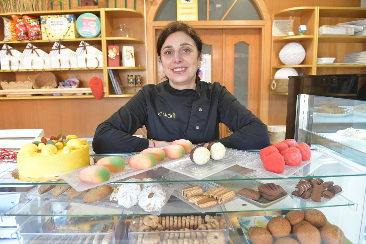 Tatiana Narlian, en el mostrador de su pastelería El Mundo.