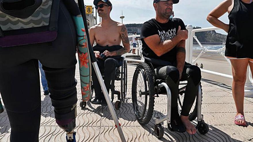 Surfistas sin límites ante la ola en Salinas