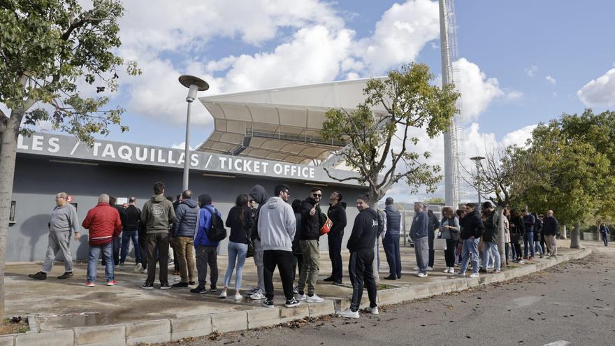 Fiebre por la Copa del Rey: Colas en Son Moix para comprar las últimas entradas de la final