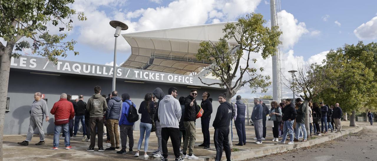 Fiebre por la Copa del Rey: Colas en Son Moix para comprar las últimas entradas de la final