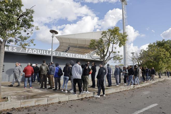 Fiebre por la Copa del Rey: Colas en Son Moix para comprar las últimas entradas de la final