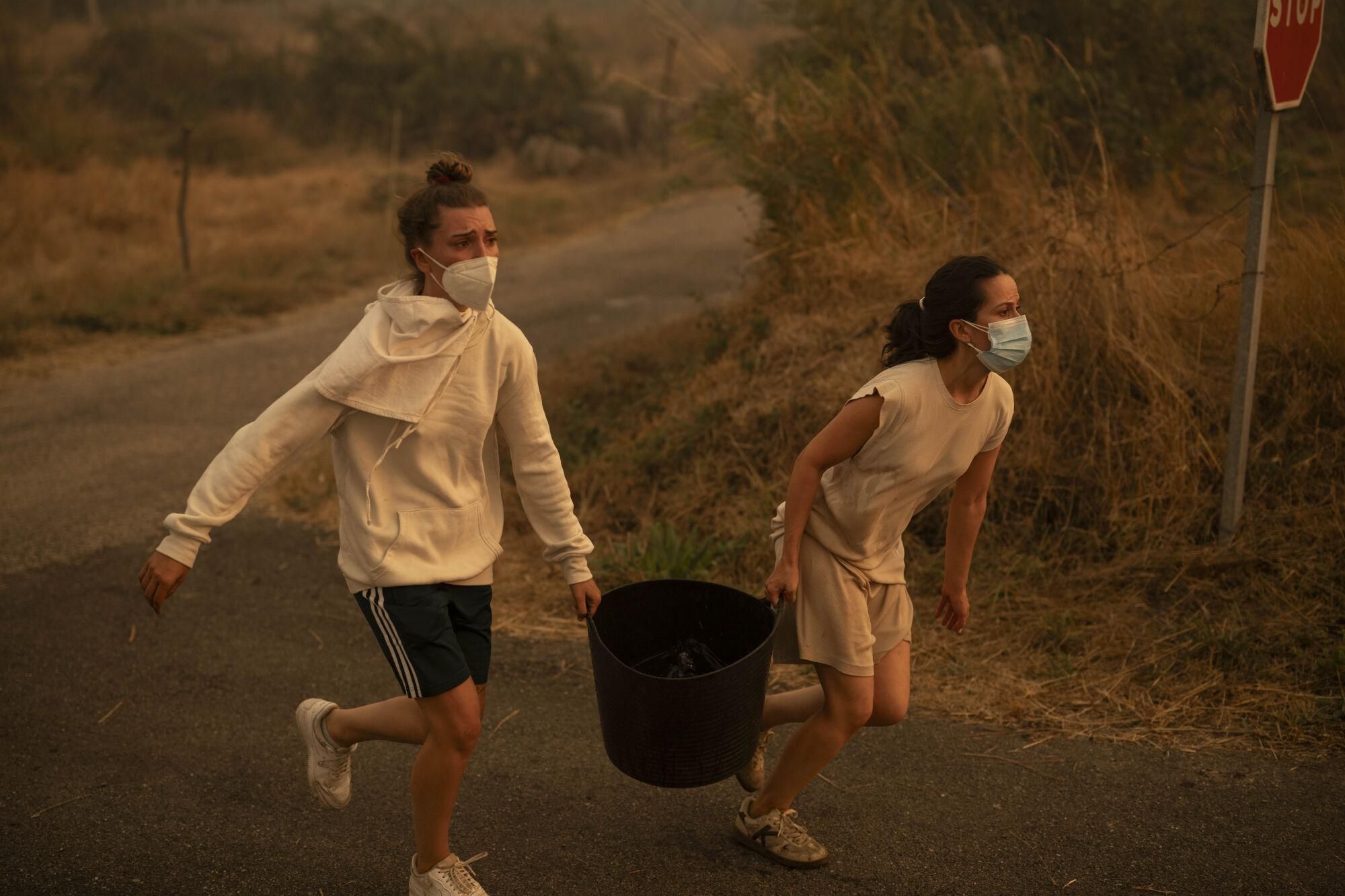 CARBALLEDA DE AVIA (OURENSE), 17/08/2025.- Vecinos trabajan en labores de extinción del incendio forestal de Carballeda de Avia (Ourense) este domingo. La ola de incendios que afecta al noroeste de España no da tregua este domingo. Tras una semana de incendios que han causado tres muertos, miles de hectáreas quemadas y miles de desalojados por las llamas, el país se encuentra devastao. En la región de Galicia ardieron ya 50.000 hectáreas y en la de Castilla y León 3.500 personas permanecían fuera de sus hogares. EFE/ Brais Lorenzo