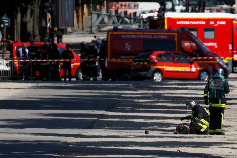 Las imágenes del ataque a un furgón policial en París