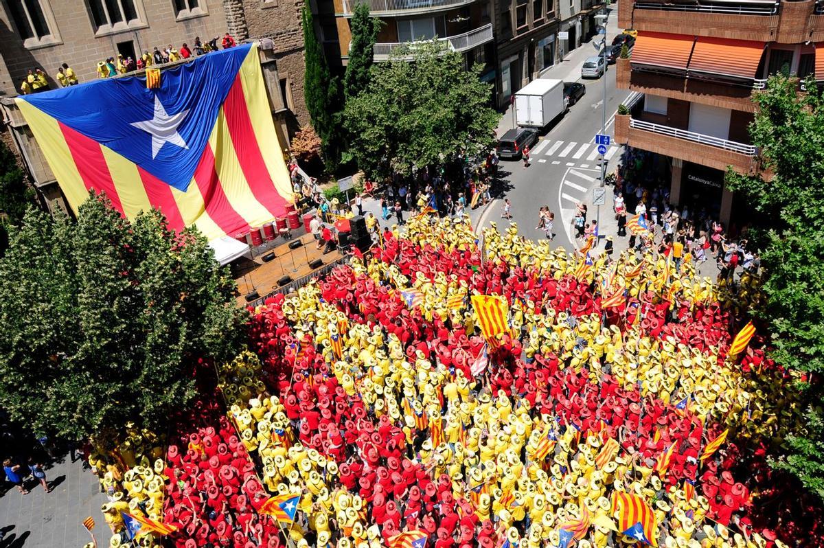 Estelada humana a la plaça el juliol del 2013, organitzada per l'ANC Estelada humana a la plaça el juliol del 2013, organitzada per l'ANC