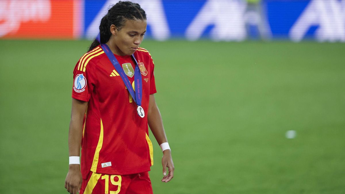 Vicky López, tras recibir la medalla de subcampeonas de la final de la Eurocopa Femenina 2025.