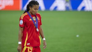 BASILEA (SUIZA), 27/07/2025.- La guardameta de la selección española, Vicky López, tras recibir la medalla de subcampeonas de la final de la Eurocopa Femenina 2025, que han disputado este domingo frente a Inglaterra en el St. Jakob Park de Basilea (Suiza). EFE/ Ana Escobar