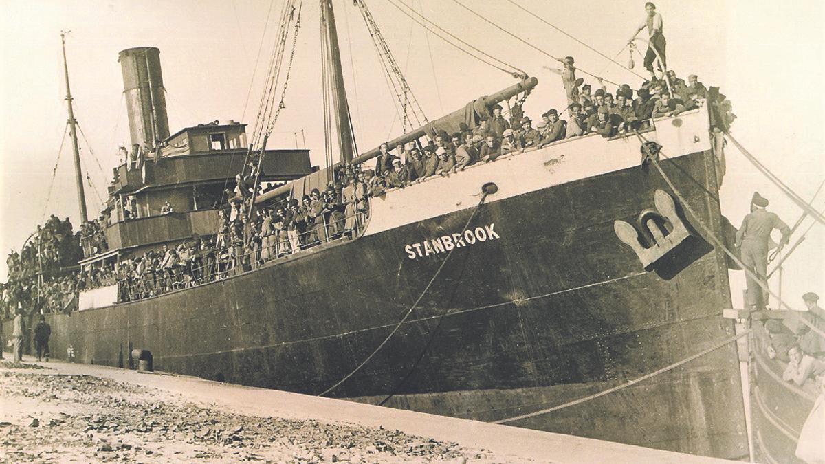 El buque inglés Stanbrook a su salida del puerto de Alicante, en una imagen de archivo.