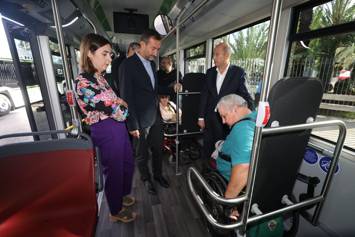 La edil de Movilidad, el alcalde y el gerente de AUESA en un bus híbrido