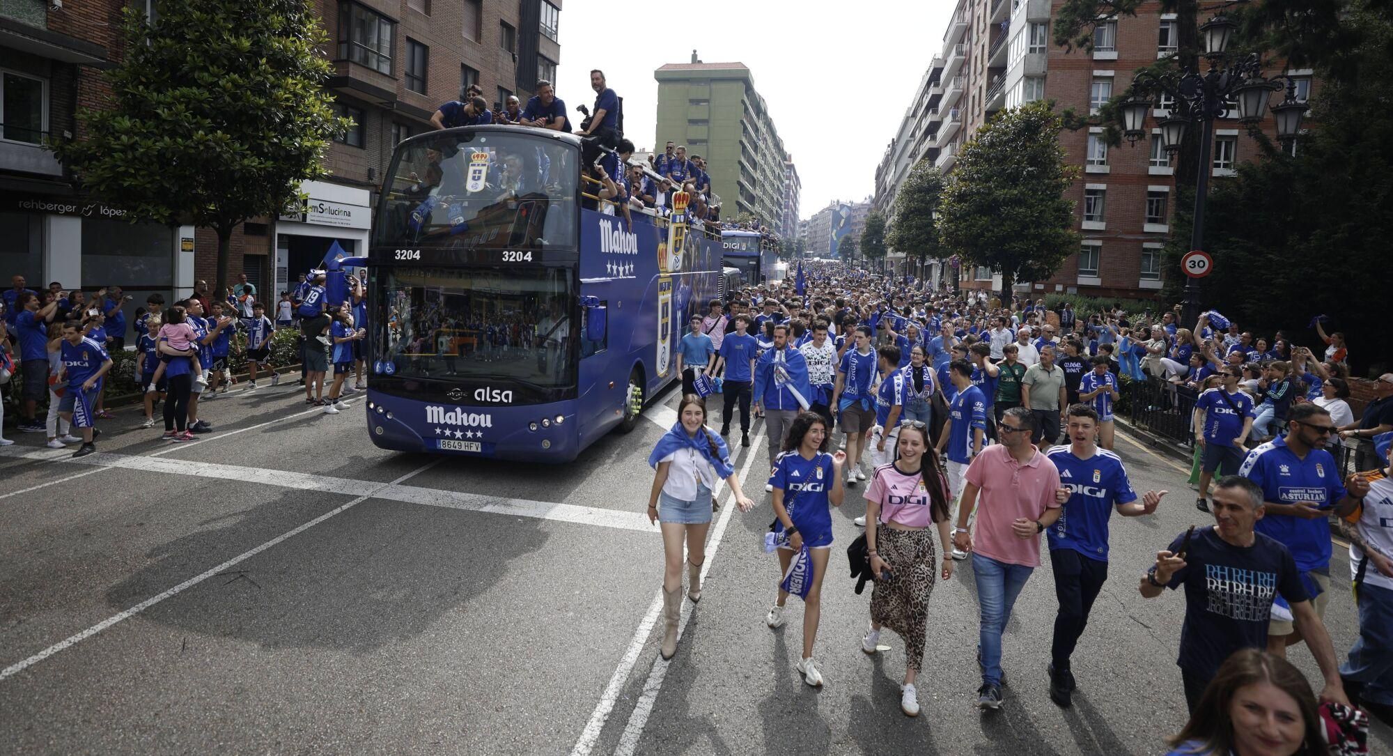 Locura azul en las calles de Oviedo para celebrar el ascenso del equipo a Primera División