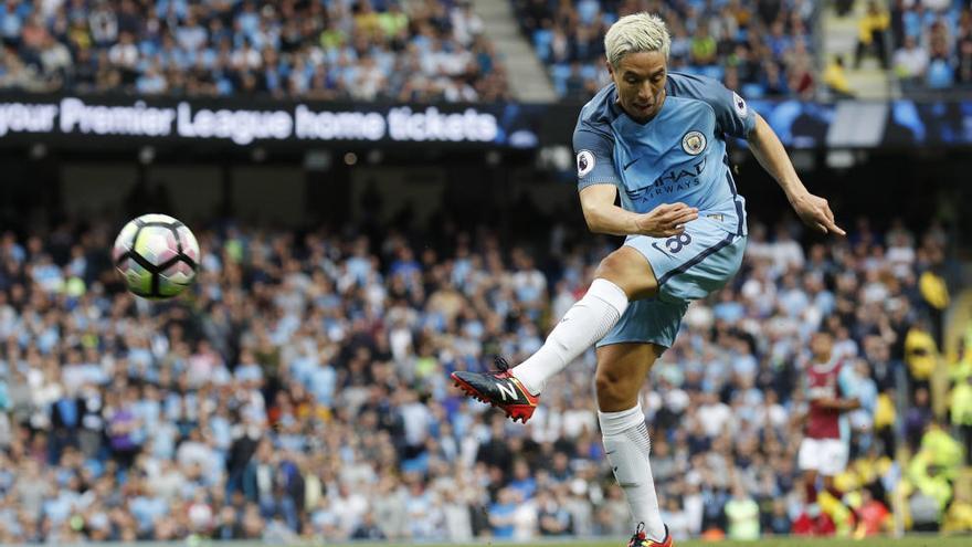 Samir Nasri en un partido con el City.