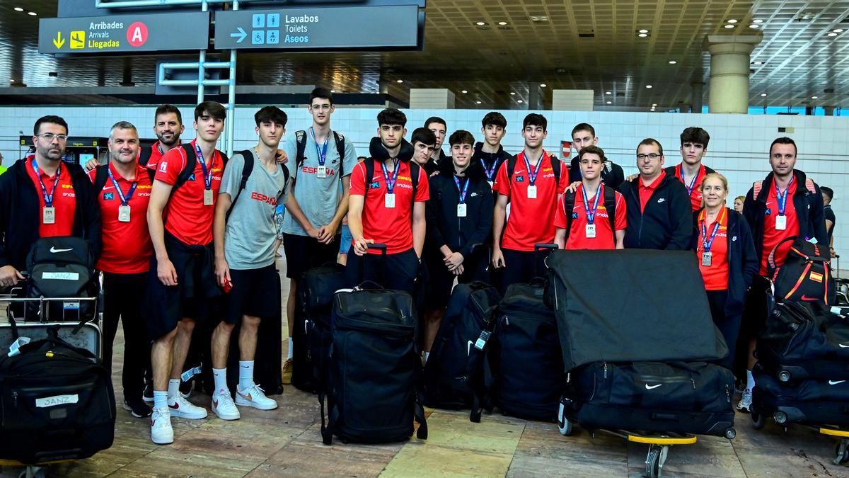 Lucas Langarita y Aday Mara, de gris, junto a toda la selección sub-18 subcampeona de Europa.