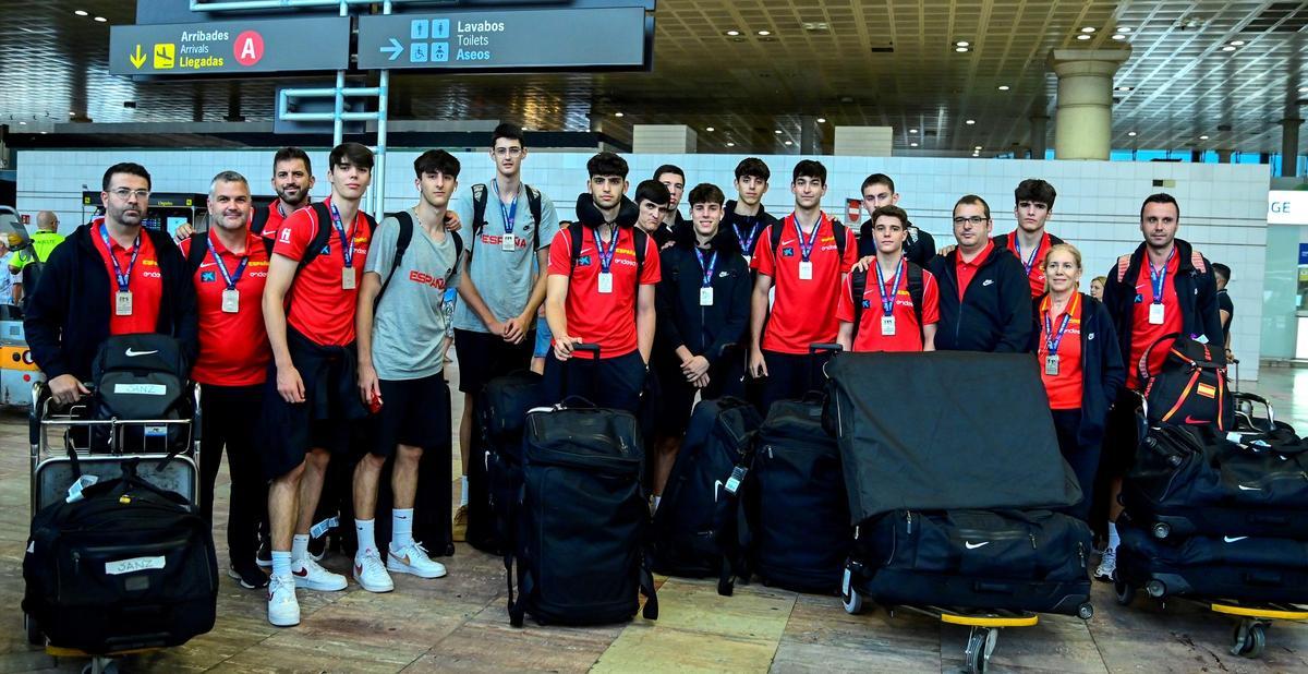 Lucas Langarita y Aday Mara, de gris, junto a toda la selección sub-18 subcampeona de Europa.