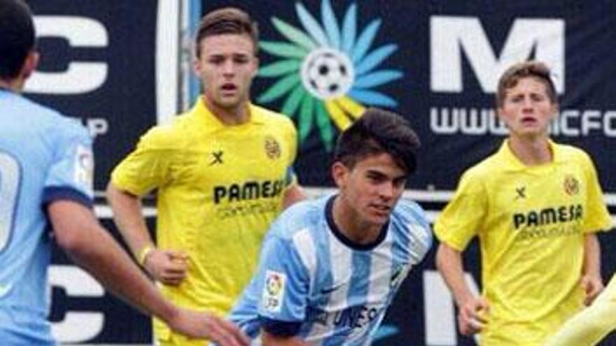 Arriba, Kuki, en edad de cadete, jugó el pasado fin de semana con el juvenil de División de Honor. Abajo, el joven Alfredo corre a abrazarse a un compañero.