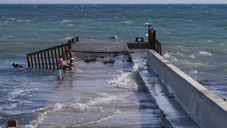 El mar ‘recupera’ el muelle de excursiones de Platja d’en Bossa