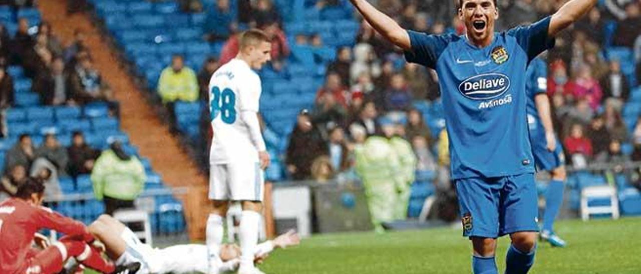 El jugador del Fuenlabrada, Quero, celebra uno de los goles marcados por su equipo al Real Madrid.