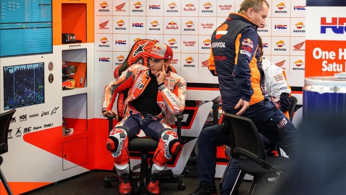 Marc Márquez (Honda) pasa el rato en su box, en Silverstone, esperando si se disputa o no el GP.