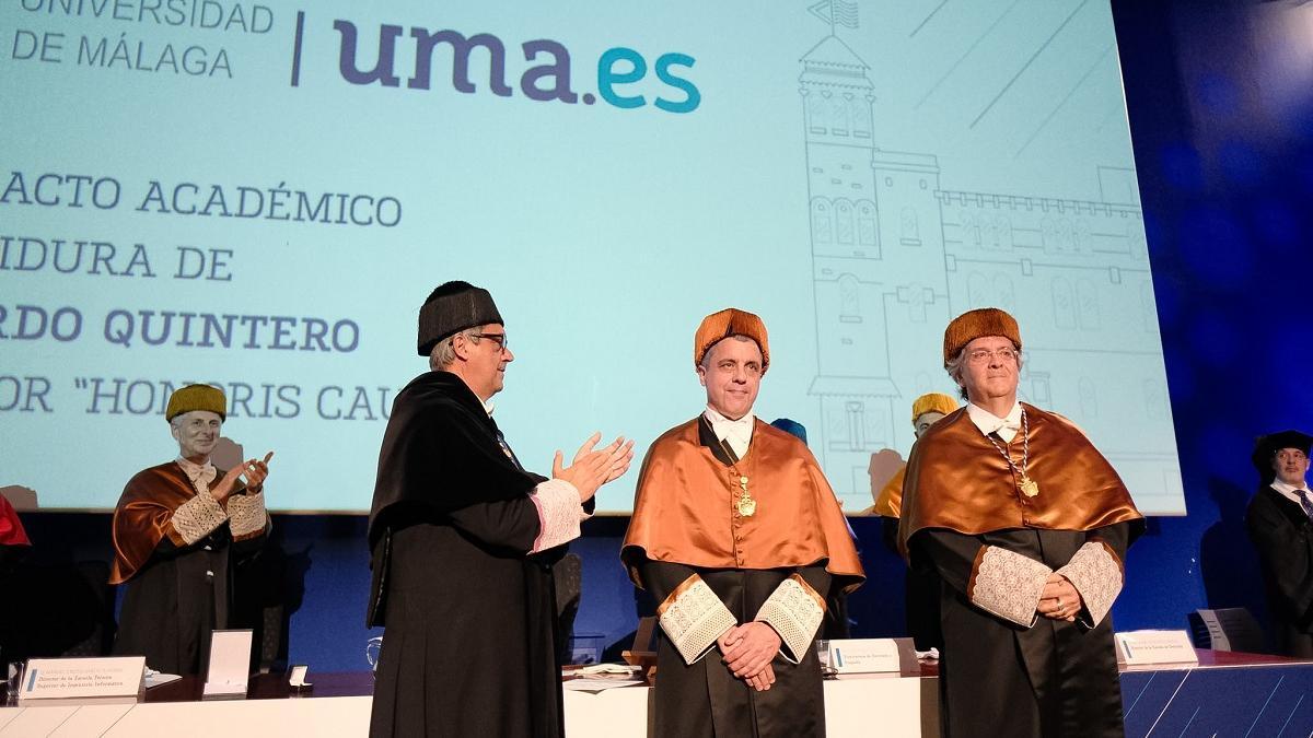 Bernardo Quintero, junto al rector de la UMA, Teodomiro López y el catedrático Javier López, que ha actuado de padrino.