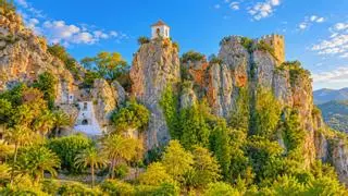 Entre Alcoy y Benidorm se encuentra una fortaleza musulmana al borde de un acantilado, perfecta para recorrer a pie