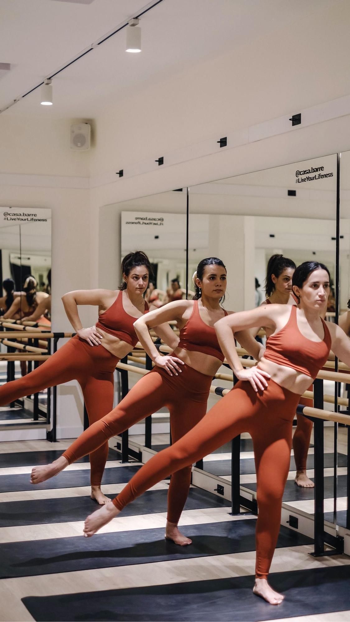 Chicas en una clase de barre