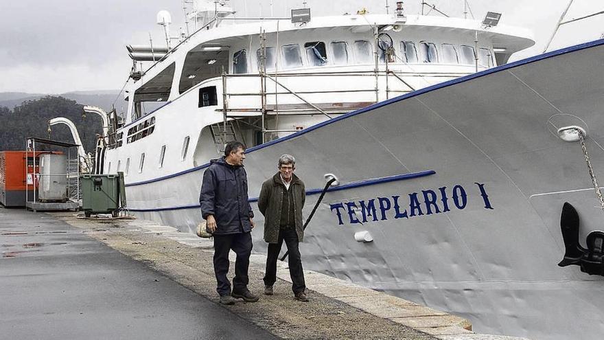 El jefe de máquinas del &quot;Templario I&quot; y el representante legal de Tuna Liner, al lado del buque. // S. Álvarez