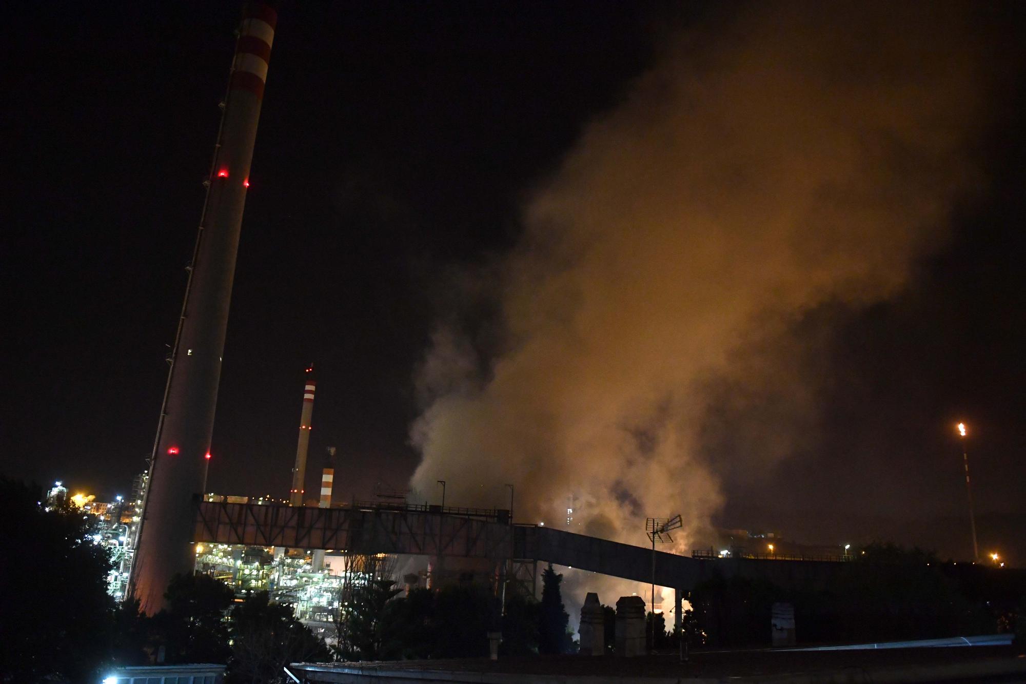 Fuego en la refinería de A Coruña