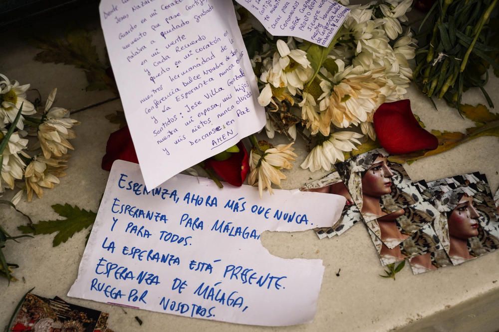 Flores y romero en la puerta de la Basílica de la Esperanza.