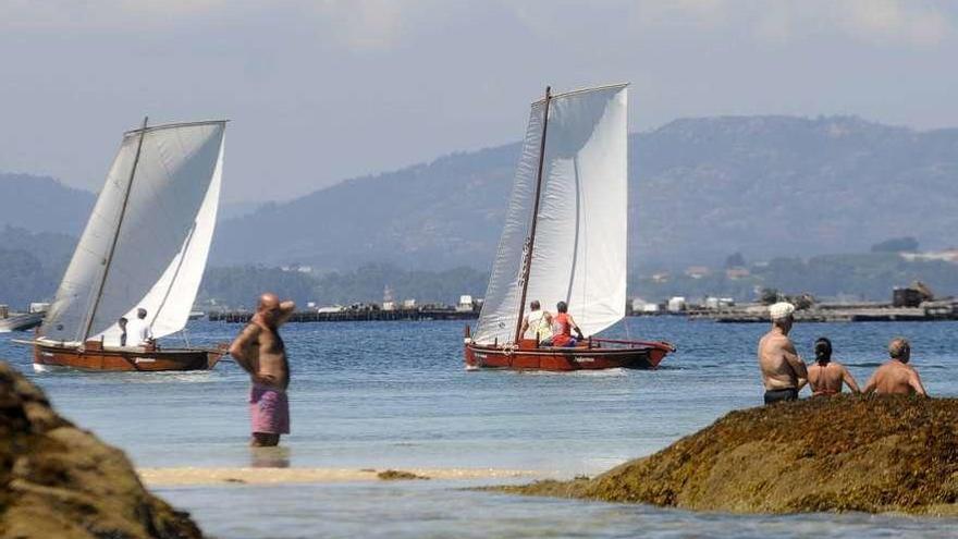 Dos dornas navegan durante la celebración de una de las últimas ediciones de la Volta á Arousa. // N.P.