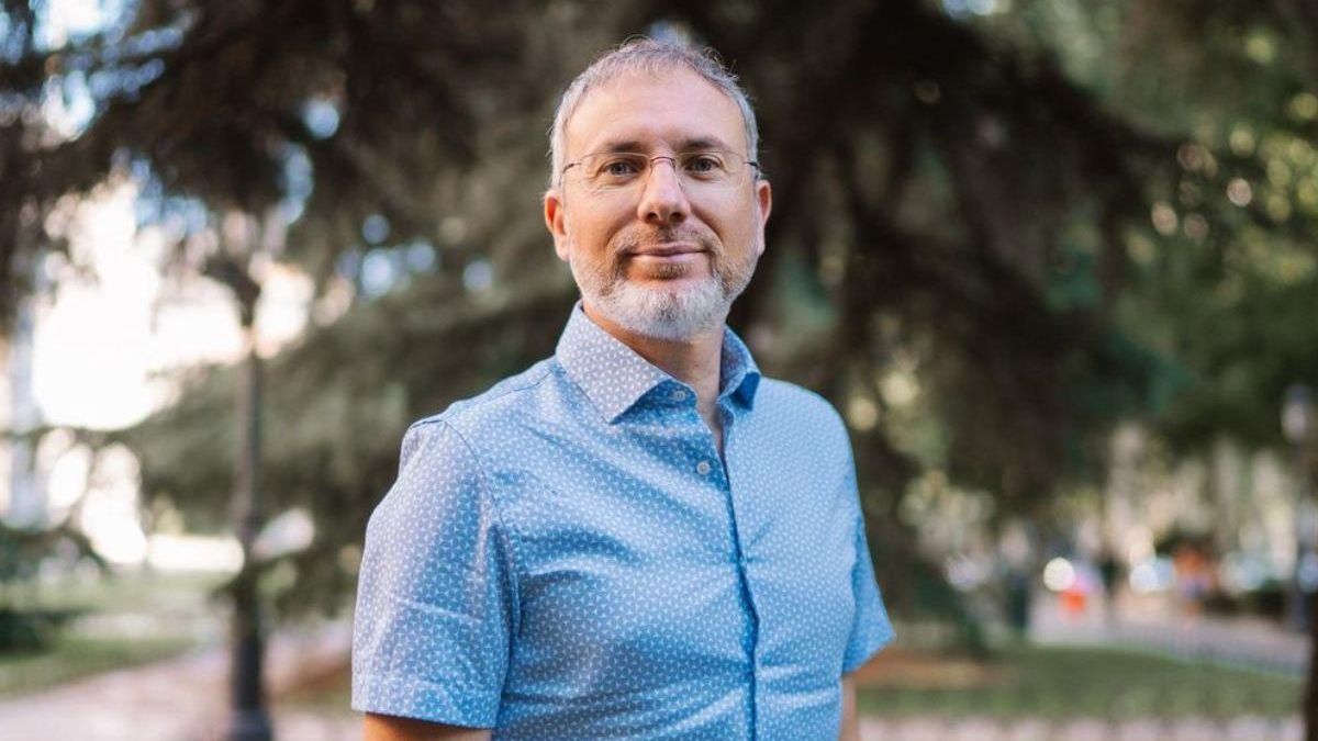 Eduardo Barba, jardinero Tener plantas en una oficina baja los niveles de estrés y mejora la productividad