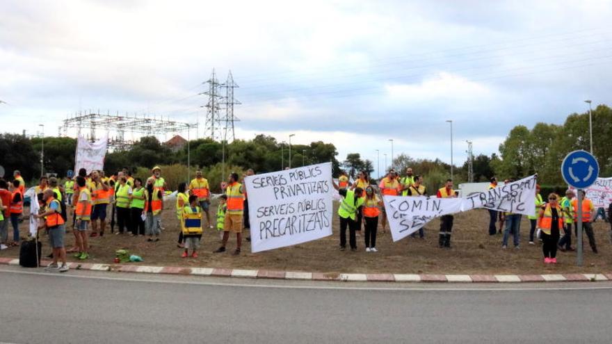 Els treballadors de les ambulàncies gironines tallen la N-II