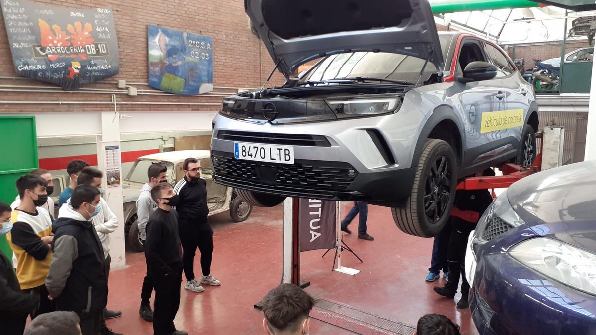 El concesionario oficial Opel en Marbella, del Grupo Nieto, ha visitado el IES Guadalpín