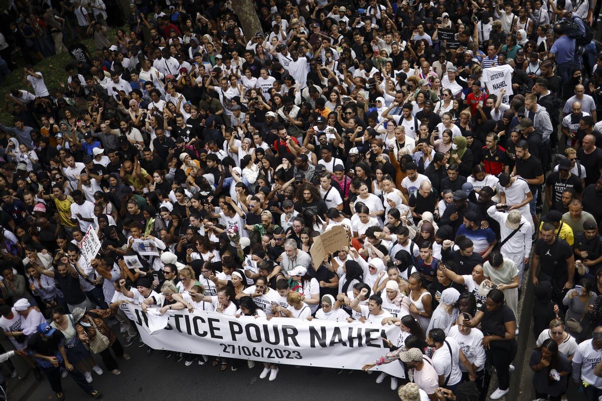 Mounia, la madre de Nahel encabeza una marcha blanca en Nanterre. La familia del joven fallecido ha convocado una marcha blanca en su memoria.