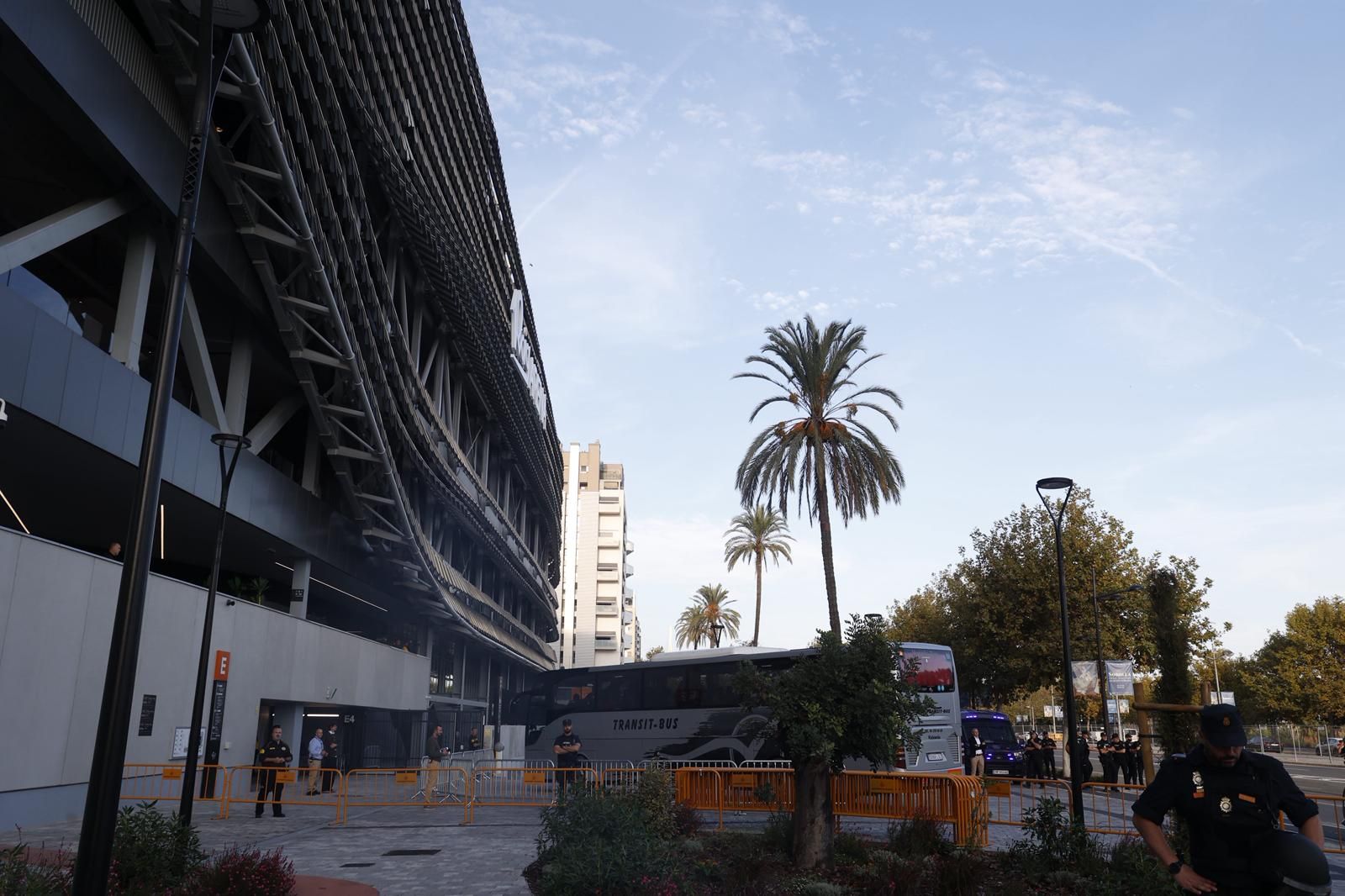 El Roig Arena se blinda para el partido entre el Valencia Basket y el Hapoel Tel Aviv