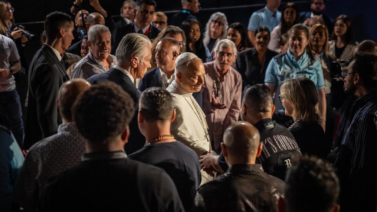El papa Lleó XIV a la presó de Brians 1, saludant els presos assistents a l'acte